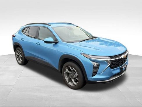 Used 2025 Chevrolet Trax LT FWD image 7