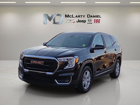 Used 2024 GMC Terrain SLE image 2