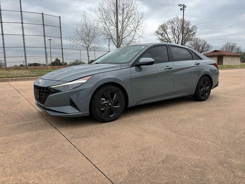 Used 2022 Hyundai Elantra Blue image 2