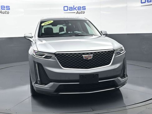 Used 2025 Cadillac XT6 Premium Luxury FWD image 3