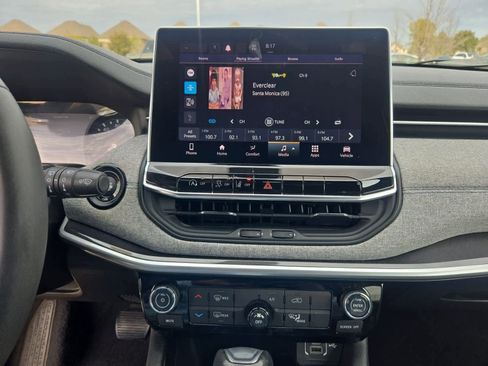 Used 2023 Jeep Compass Latitude image 27