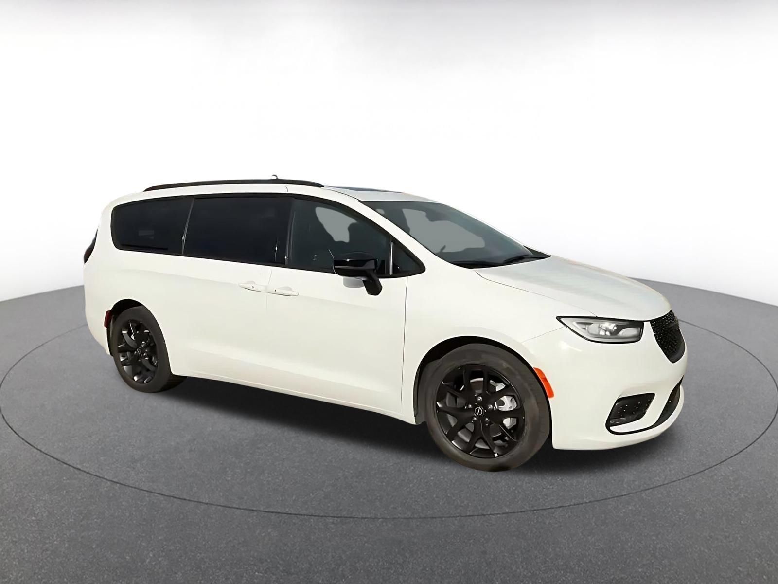 Used 2025 Chrysler Pacifica Limited FWD image 2