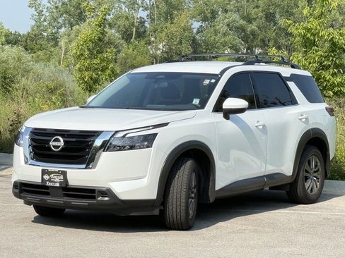 Certified 2025 Nissan Pathfinder SV image 3