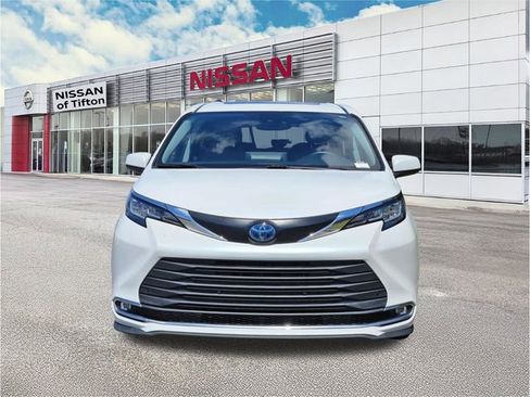 Used 2023 Toyota Sienna XLE FWD image 2