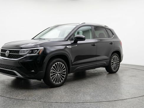 Used 2025 Volkswagen Taos SE image 3