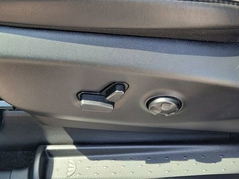 Used 2025 Chrysler Pacifica Limited FWD image 7