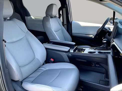Certified 2025 Toyota Sienna XLE FWD image 8