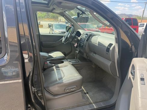 Used 2011 Nissan Frontier SL w/ Moonroof Pkg image 13