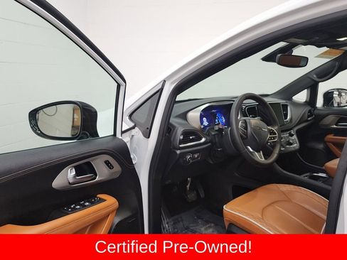 Used 2025 Chrysler Pacifica Pinnacle image 11