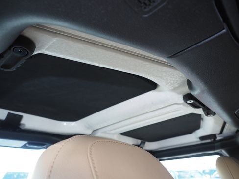 Used 2018 Jeep Wrangler Unlimited Sahara image 16