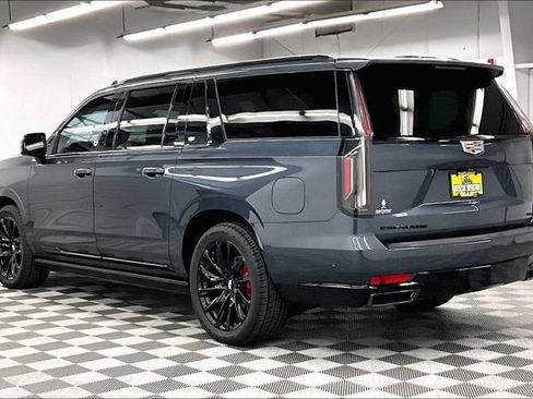 Used 2021 Cadillac Escalade ESV Sport Platinum w/ LPO, ONYX Package AWD/4WD image 2