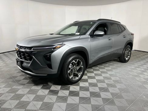 Used 2025 Chevrolet Trax LT w/ LT Convenience Package image 3