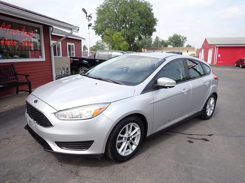 Used 2016 Ford Focus SE w/ SE Cold Weather Package FWD image 3