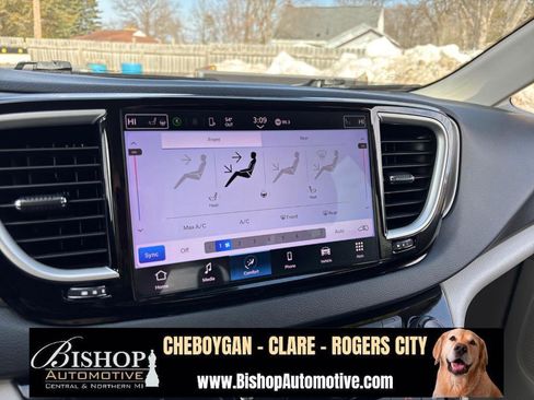 Used 2023 Chrysler Pacifica Touring-L image 36