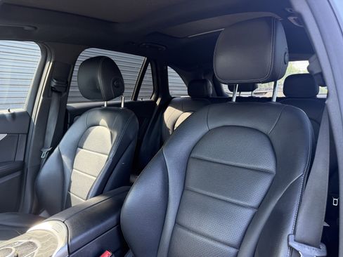 Used 2019 Mercedes-Benz GLC 300 4MATIC image 5