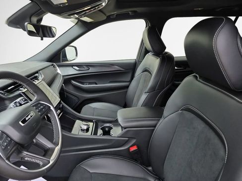 New 2025 Jeep Grand Cherokee L Altitude image 30