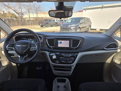 Used 2023 Chrysler Voyager LX image 24