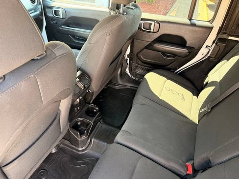 Used 2019 Jeep Wrangler Unlimited Sahara AWD/4WD image 19
