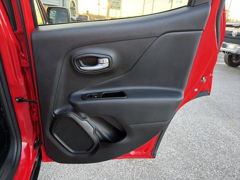 Used 2023 Jeep Renegade Latitude image 17