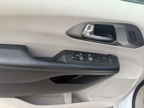 Used 2023 Chrysler Pacifica Touring-L FWD image 16