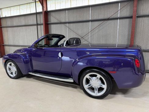 Used 2004 Chevrolet SSR w/ Preferred Equipment Group RWD image 7