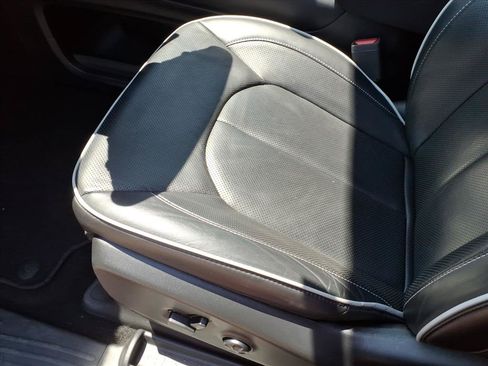 Used 2025 Chrysler Pacifica Limited FWD image 20