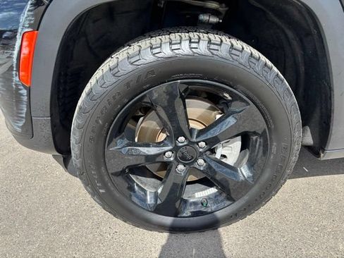 Certified 2022 Jeep Grand Cherokee L Limited w/ Black Appearance Package AWD/4WD image 11