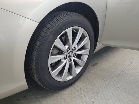 Used 2017 Toyota Camry XLE w/ Moonroof Package FWD image 31