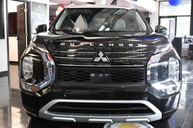 Used 2025 Mitsubishi Outlander SEL AWD/4WD image 2