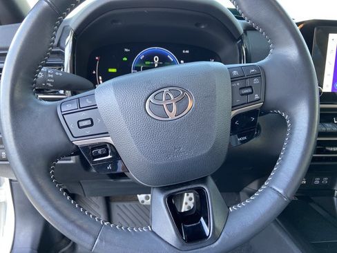 Used 2025 Toyota Camry SE FWD image 35