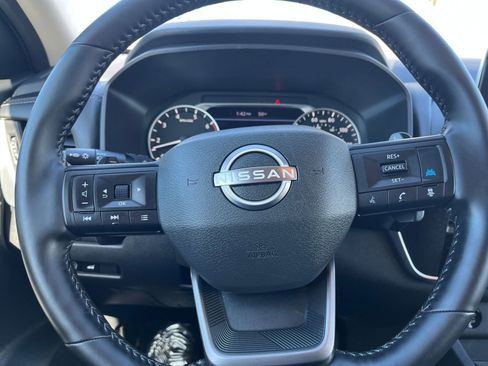 Used 2025 Nissan Rogue SV image 30