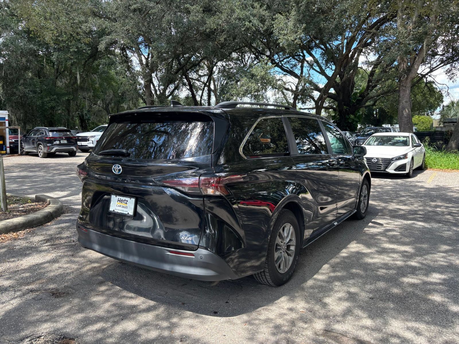 Used 2025 Toyota Sienna XLE FWD image 8