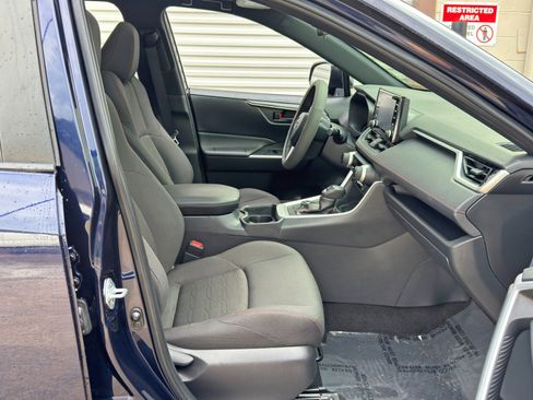 Used 2021 Toyota RAV4 SE w/ Weather & Moonroof Package AWD/4WD image 15