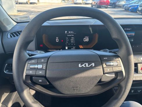 Used 2025 Kia K4 LXS image 33