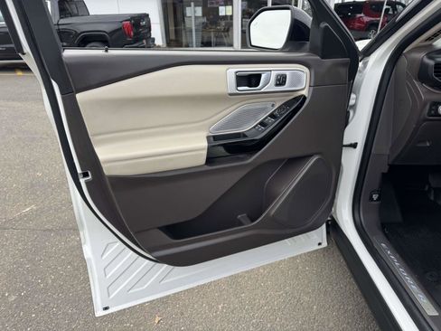 Used 2023 Ford Explorer Platinum w/ Technology Package image 24