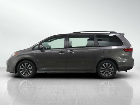 Used 2018 Toyota Sienna XLE image 2