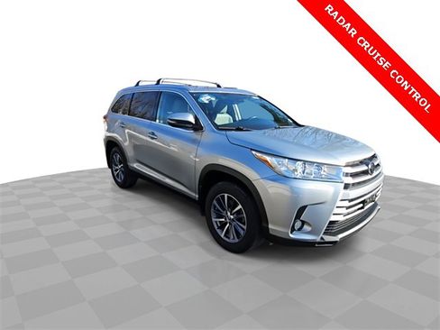 Used 2019 Toyota Highlander SE image 2
