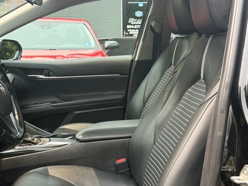 Used 2020 Toyota Camry SE FWD image 3