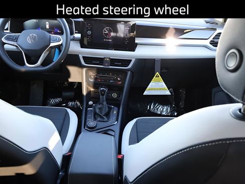 Certified 2025 Volkswagen Taos SE AWD/4WD image 18