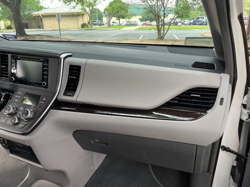 Used 2019 Toyota Sienna XLE w/ XLE Navigation Package FWD image 14
