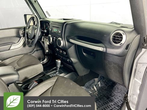 Used 2016 Jeep Wrangler Unlimited Rubicon w/ Connectivity Group image 26