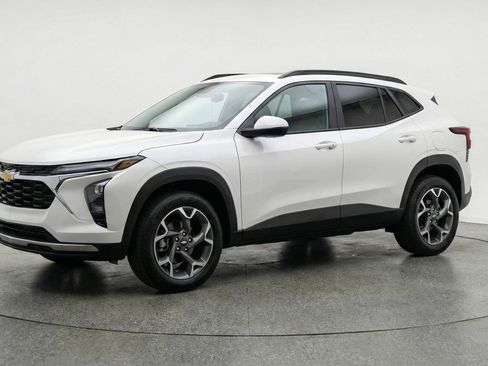 Used 2025 Chevrolet Trax LT image 3