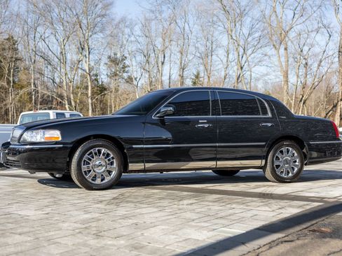 Used 2009 Lincoln Town Car Signature Limited image 4