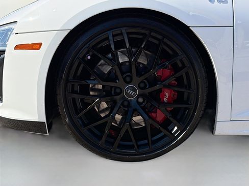 Used 2017 Audi R8 V10 w/ Carbon Exterior Package image 37