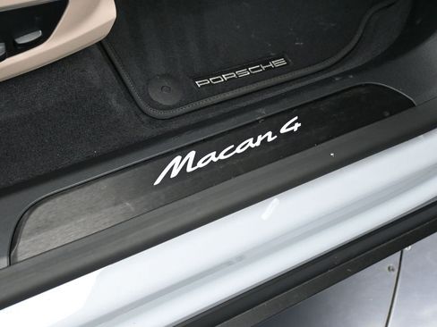 Certified 2025 Porsche Macan 4 Electric image 29