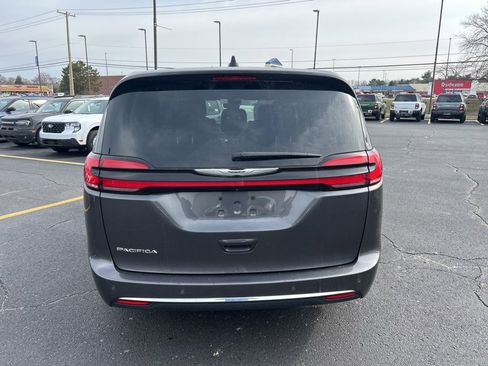 Used 2023 Chrysler Pacifica Touring-L image 6