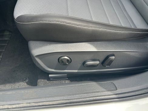 Used 2025 Volkswagen Jetta SE w/ Sunroof Package FWD image 14