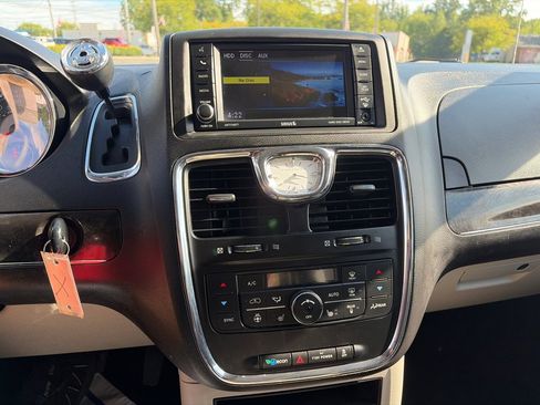 Used 2015 Chrysler Town & Country Touring w/ Driver Convenience Group FWD image 20