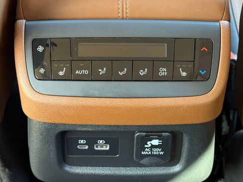 Used 2024 Nissan Pathfinder Platinum image 17