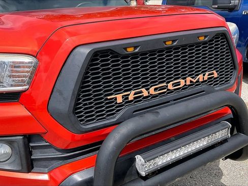 Used 2017 Toyota Tacoma TRD Off-Road w/ Tow Package (A/T) image 26